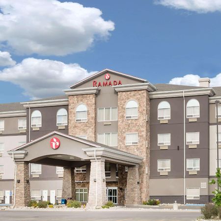 Hotel Ramada By Wyndham Olds Exterior foto