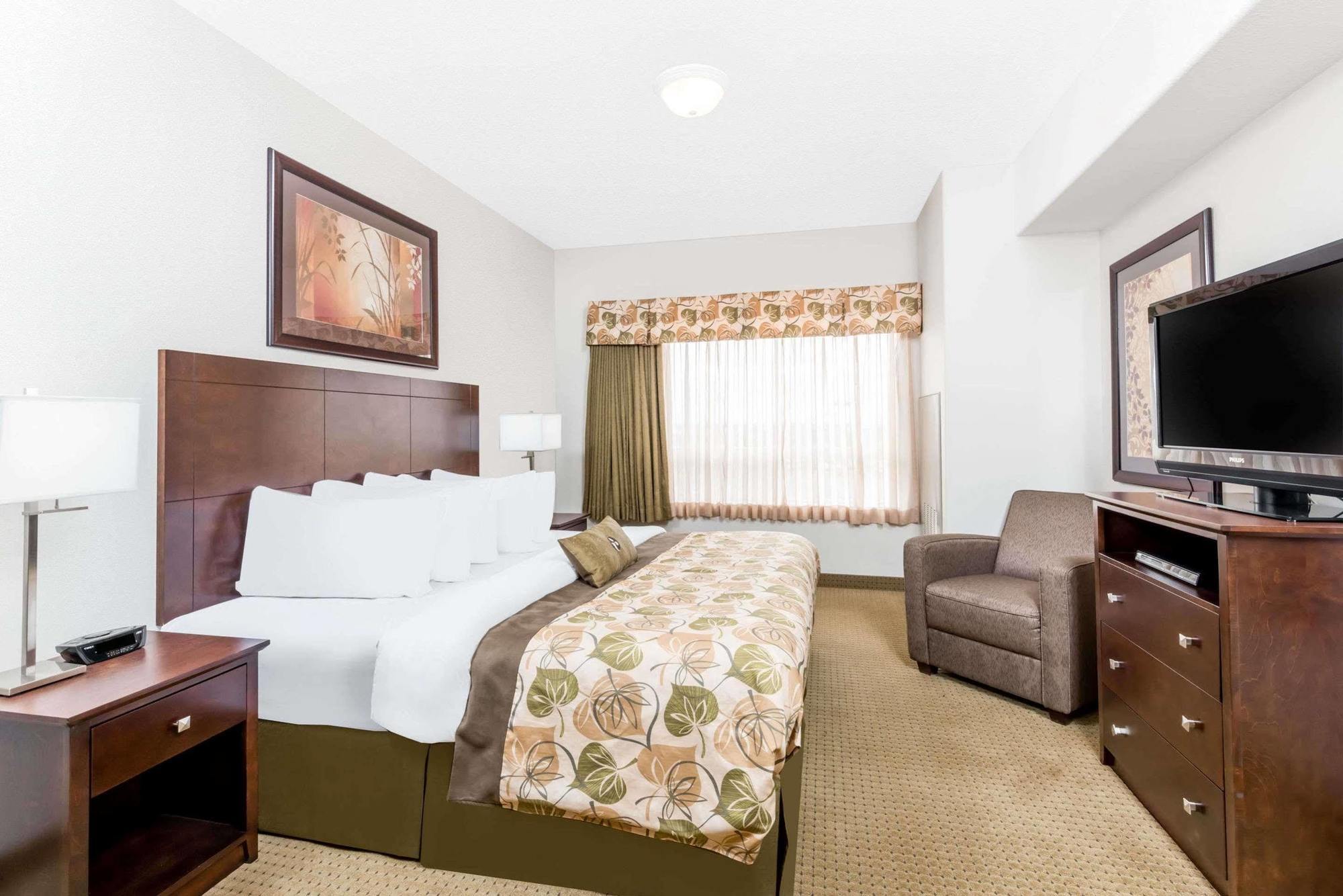 Hotel Ramada By Wyndham Olds Exterior foto